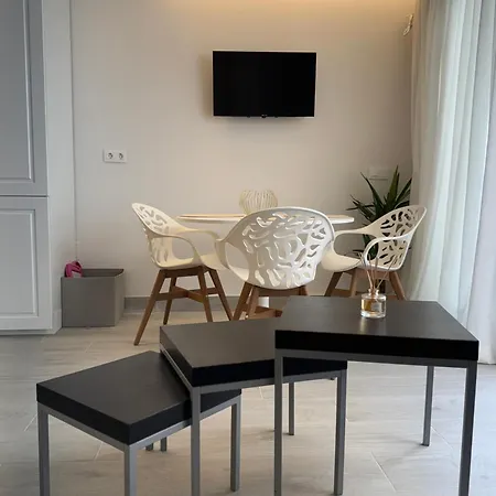 Trendy & Bright ,terrace In Vibrant Center *